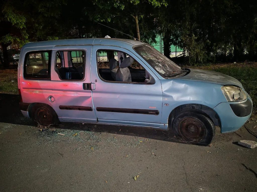 грозна гледка край залата за евровизия в бургас: изоставен автомобил смущава облика на града
