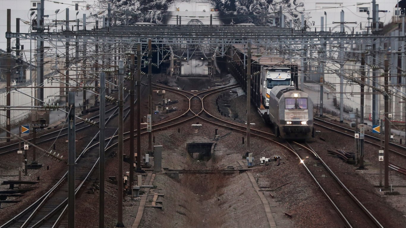 драма в тунела под ламанша: сблъсък между микробус и влак с 19 пострадали