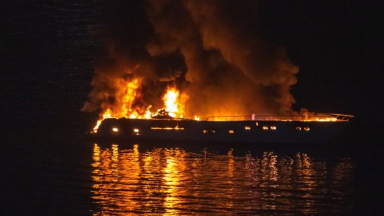 Дрон или злощастие? Мистериозен пожар обгърна танкер в румънски води