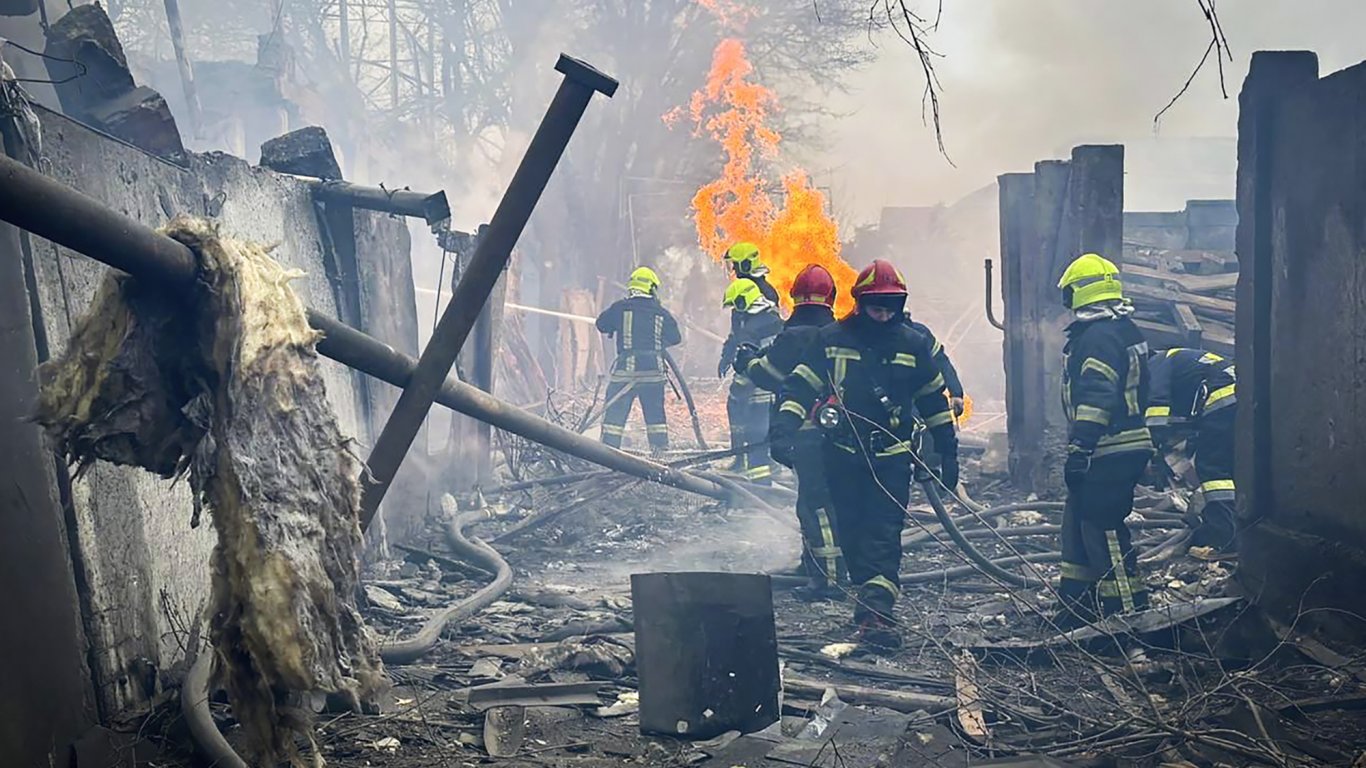 жестокост в одеса: руски ракети удариха жилищен блок