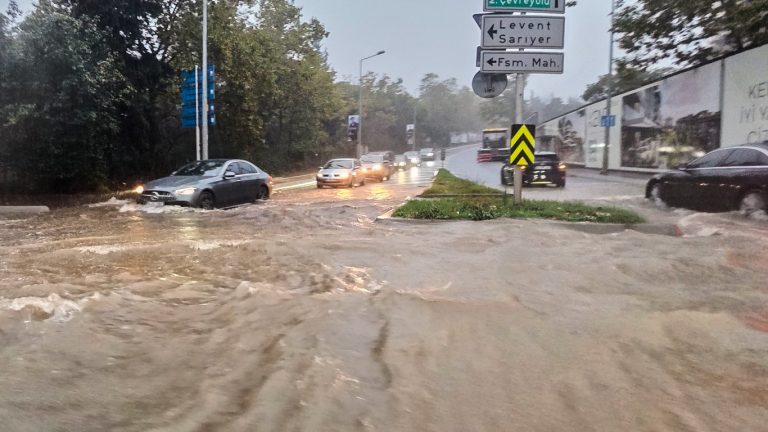 Истанбул под обсада: Воден ад отне животи и парализира небето над мегаполиса