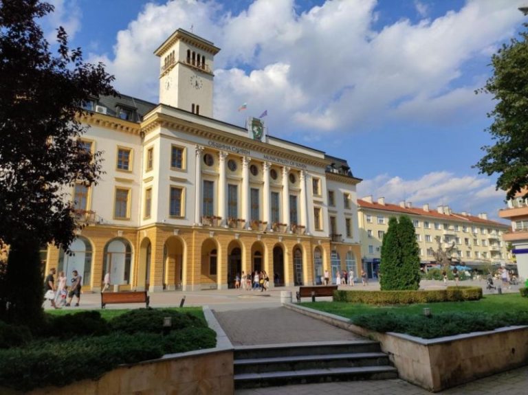 Истината за училищата в Сливен: Общината опроверга слуховете за преустановяване на уроците