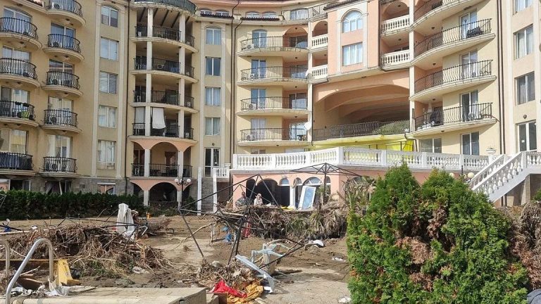 Крахът на канализацията в Елените: Как държавата ще спаси плажовете от бактериите?