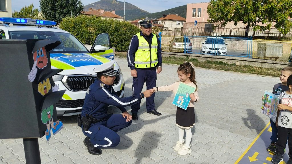 малките шофьори от сливен се учат на безопасност с истински полицаи
