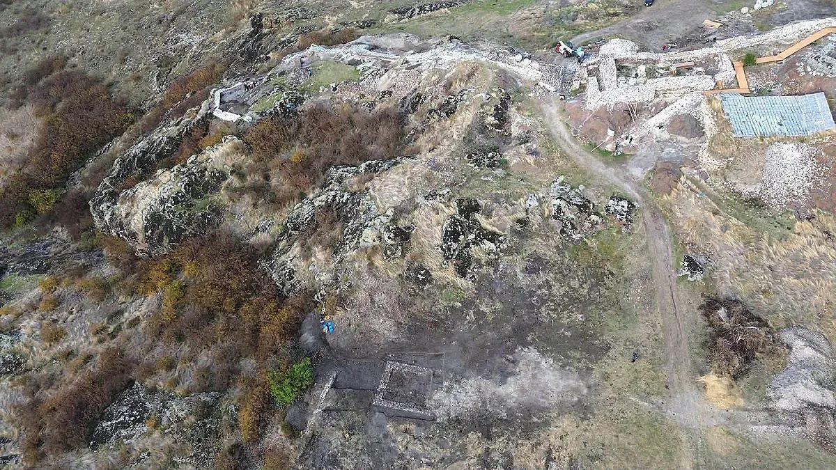 мистериозната розова мазилка на русокастро: какво крие новооткритата монументална сграда?