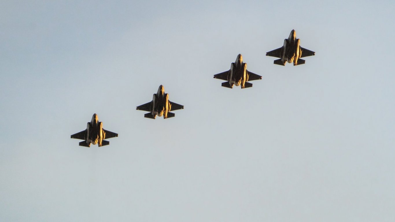 небесна крепост: сащ залагат на 850 нови стелт изтребителя f-35