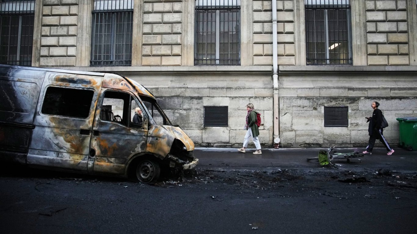 нов закон във франция: протестиращите ще плащат за щети