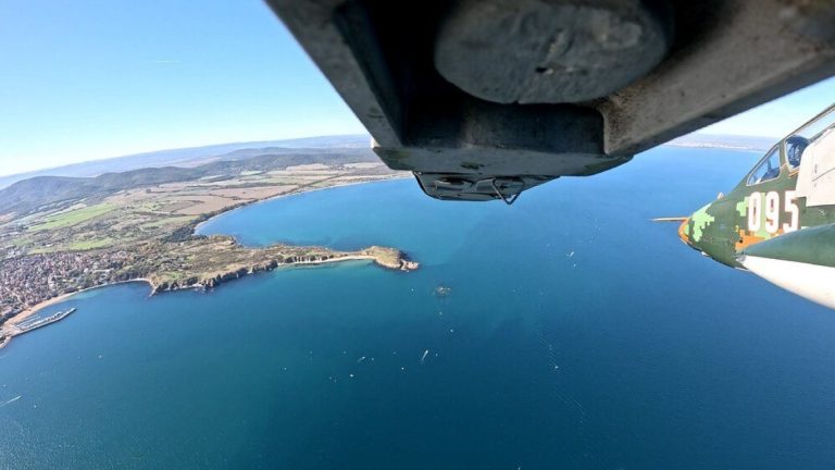 Операция в Черно море: Щурмоваци Су-25 се включват в битката с времето за изчезналия екипаж