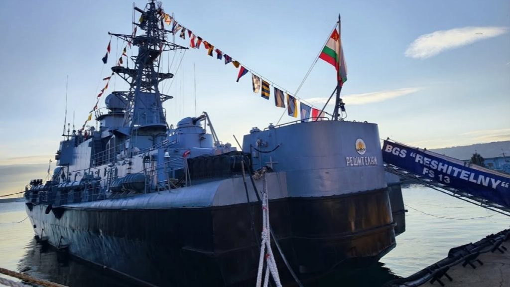 операция „почистване“: корветата „решителни“ елиминира навигационна заплаха в черно море