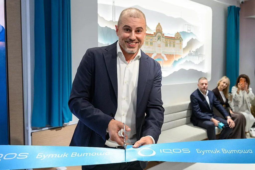 отвъд витрината: как iqos превърна „витошка“ в галерия на града