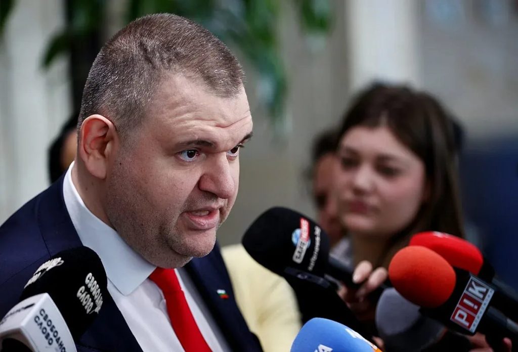 политическа война в българия: пеевски сочи радев като истинския ‘кукловод’