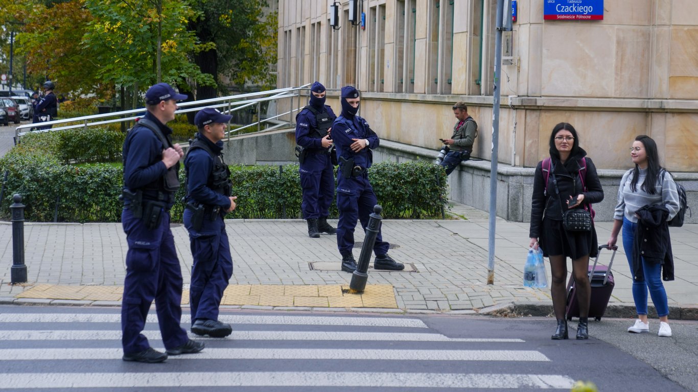 полна тревога в полша: премиерът и военният министър в прицел