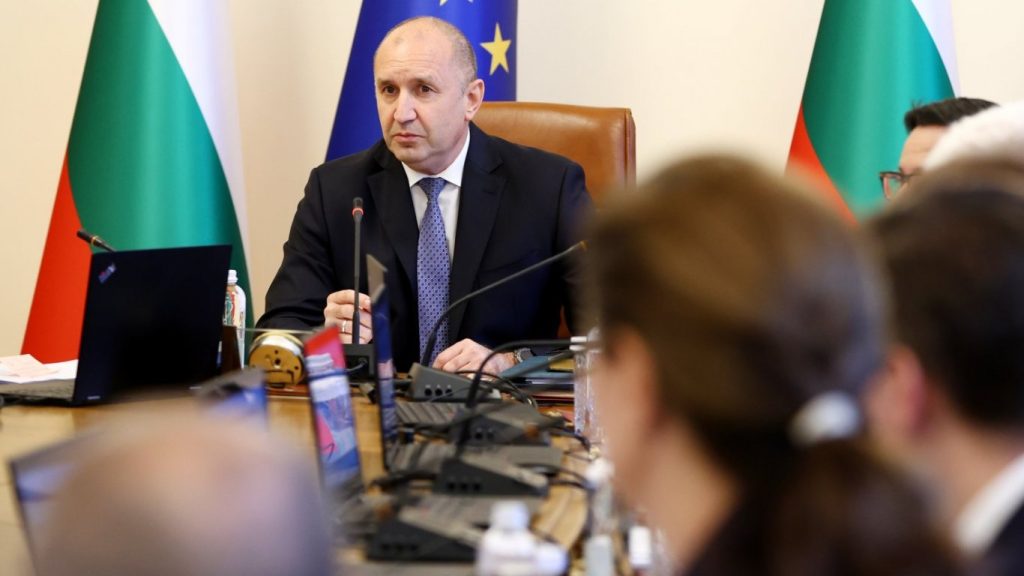 президентът радев: когато властта се изплъзва, нервите опъват струните