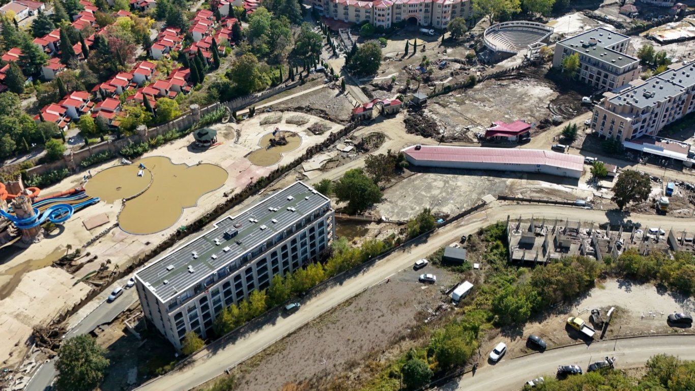 призраци в калта: защо курортът „елените“ остава в руини година след трагедията?