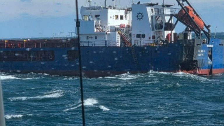 Природата надделява: Корабът ‘Челси 3’ остава в капана на Черно море