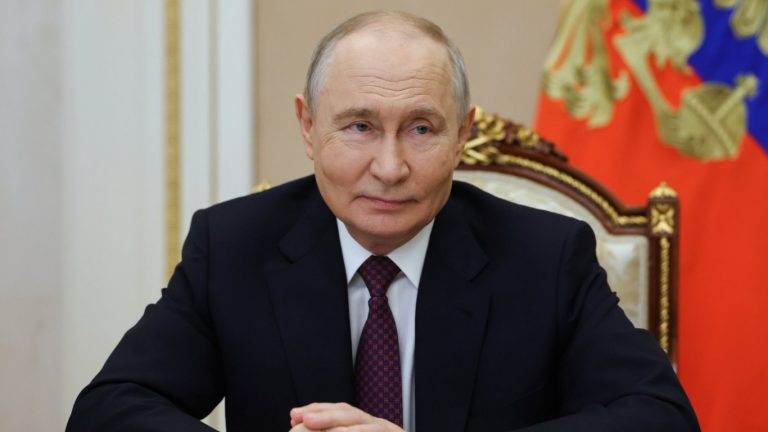 Работа вместо торта: Как Владимир Путин отбеляза своите 74 години