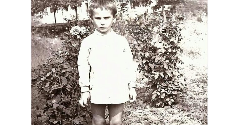 Разкриваме мистерията: Кое момче от снимката се превърна в световен литературен феномен?