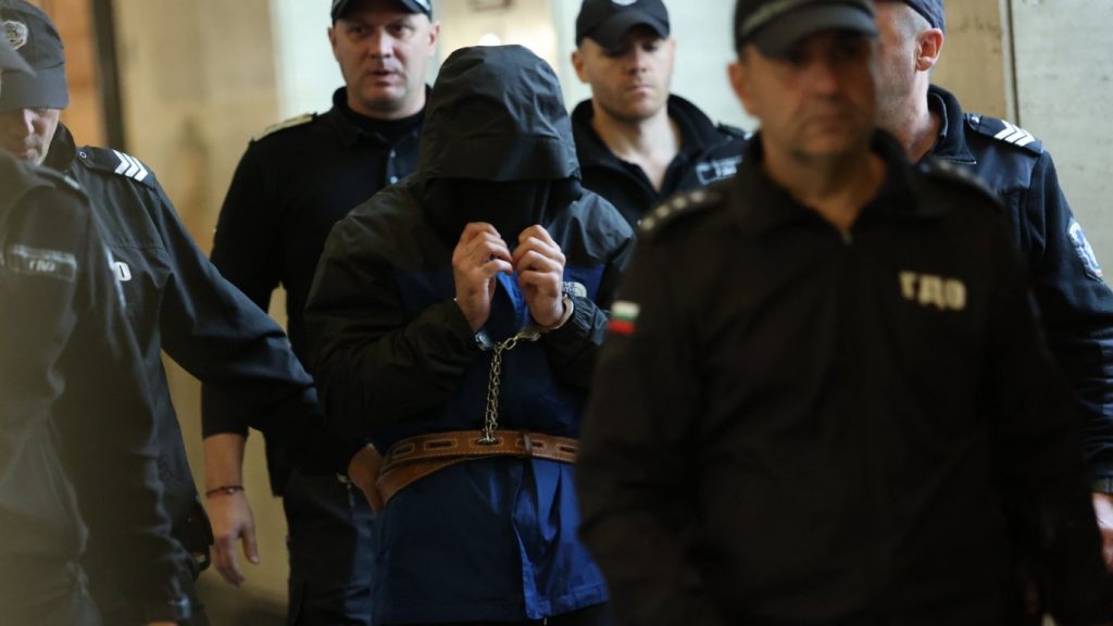 скрит под качулка: необичайният опит на васил михайлов да избегне камерите в съда