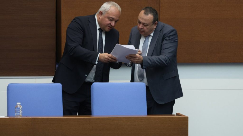 следите на парите: кой всъщност плаща за частните полети на делян пеевски?