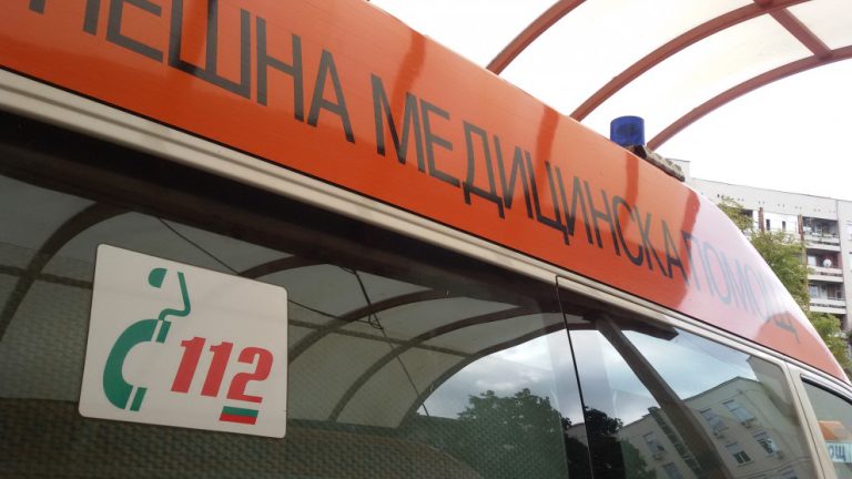 Сливен под удара на стихията: Вятърът повали дърво, мъж е в болница с тежки травми