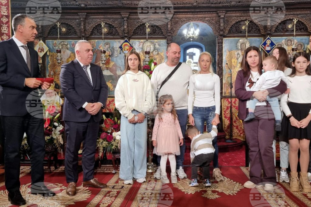 сливен почете многодетните родители с официални отличия за димитровден