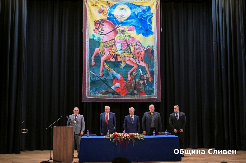 сливен с нов почетен гражданин и празничен дух на димитровденската сесия