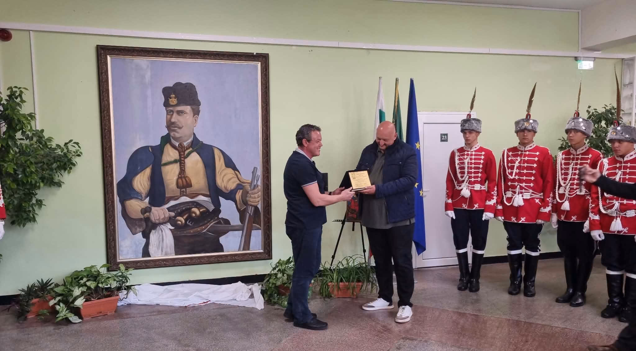 сливенската икономическа гимназия почете историята с ценен дар
