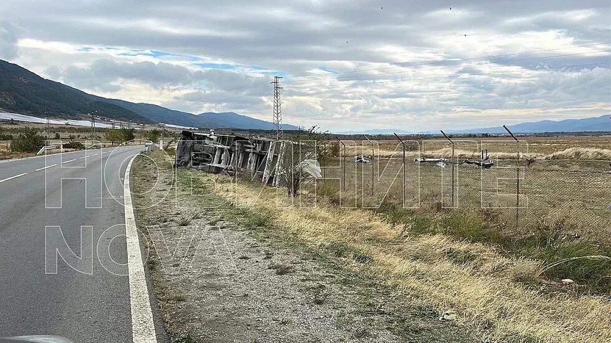 стихията на пътя: вятърът преобърна камион в района на мъглиж