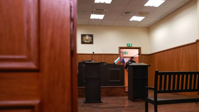 Съдът в Пловдив остави в ареста 14-годишния тийнейджър, обвинен в убийството на майка си