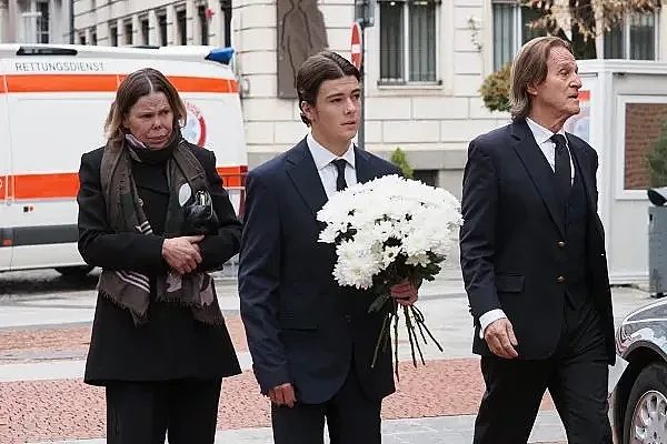 траурният звън на „света софия“: елитът изпрати президента на таекуондото