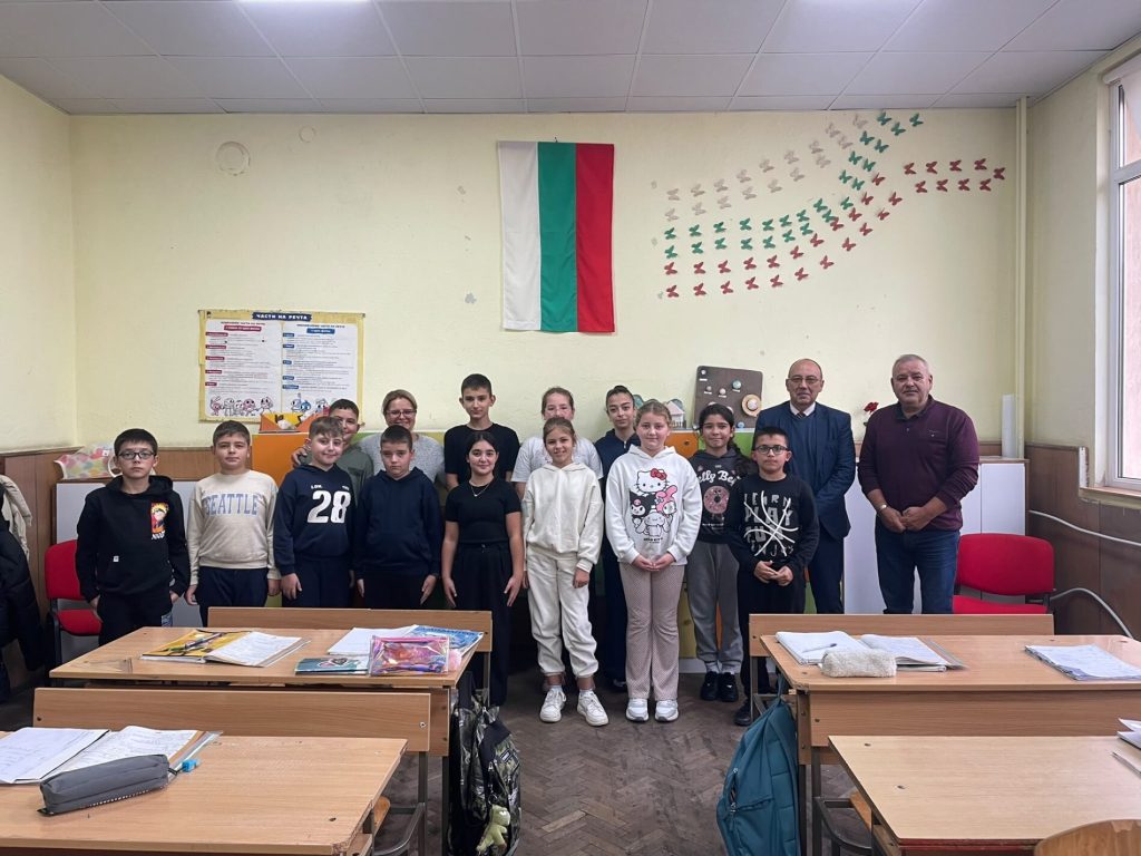 урок по вдъхновение: областният управител михаил кашеров седна на чина в ябланово