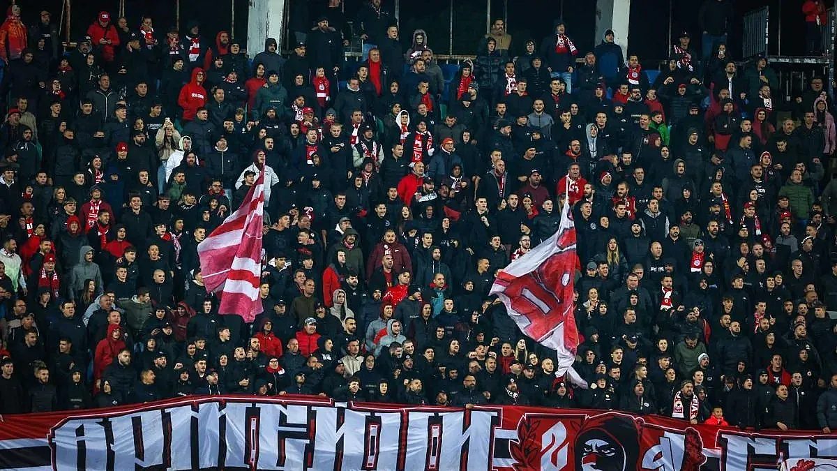 хаос на „васил левски“: сблъсък между фенове на цска и лудогорец