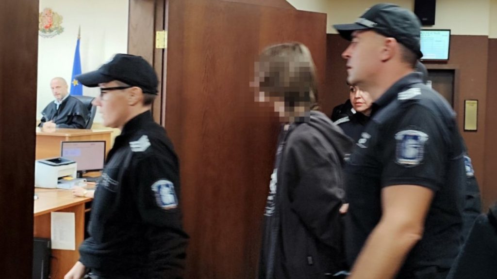шок и ужас: осмокласник изпрати „на живо“ агонията на майка си след 18 удара с нож